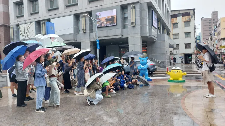 中山大學近日在鹽埕府北社區舉辦夜間創作藝術展「鹽夏不夜埕」，帶領民眾巡禮鹽埕。凃建豐攝