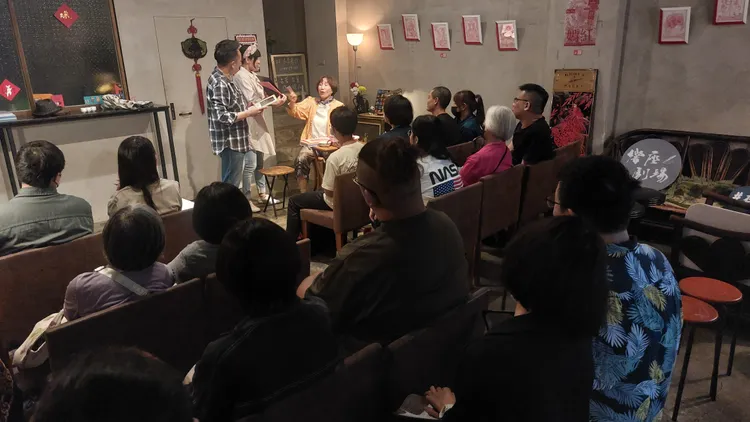 中山大學近日在鹽埕府北社區舉辦夜間創作藝術展「鹽夏不夜埕」，提振當地人氣。「鹽夏不夜埕」提供