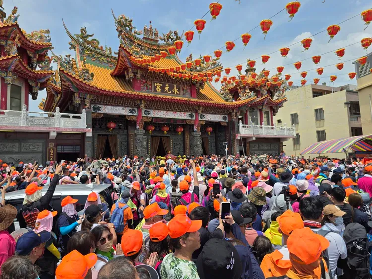 白沙屯媽祖停駕永元宮時，廟前擠滿民眾。民眾提供