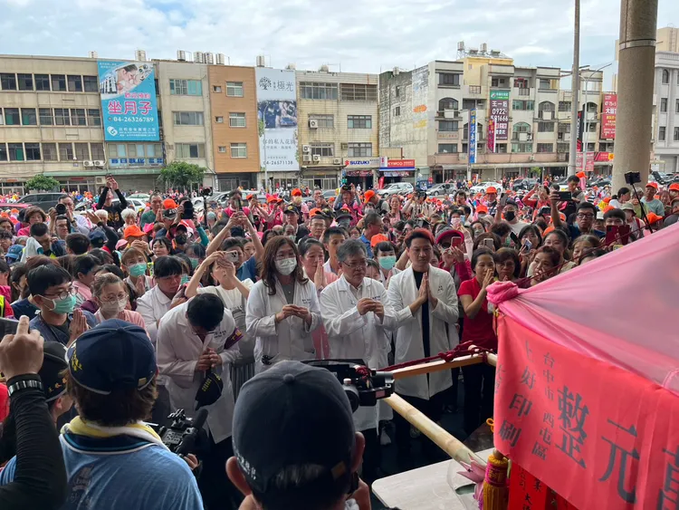 童綜合醫院總院長童敏哲率領醫護人員迎接白沙屯媽祖。民眾提供