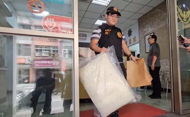 警方獲報後立刻派員趕往命案現場採證，並帶回枕頭等證物。翻攝照片