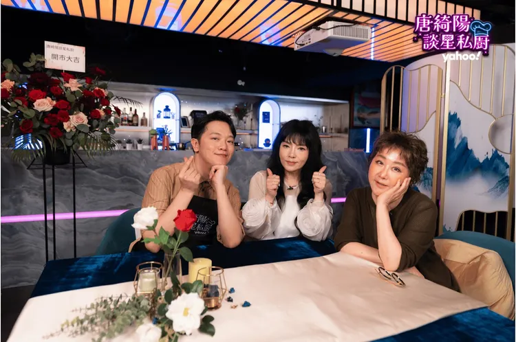 唐綺陽（中）邀好姐妹藍心湄（右）作客，左為索艾克。Yahoo奇摩提供