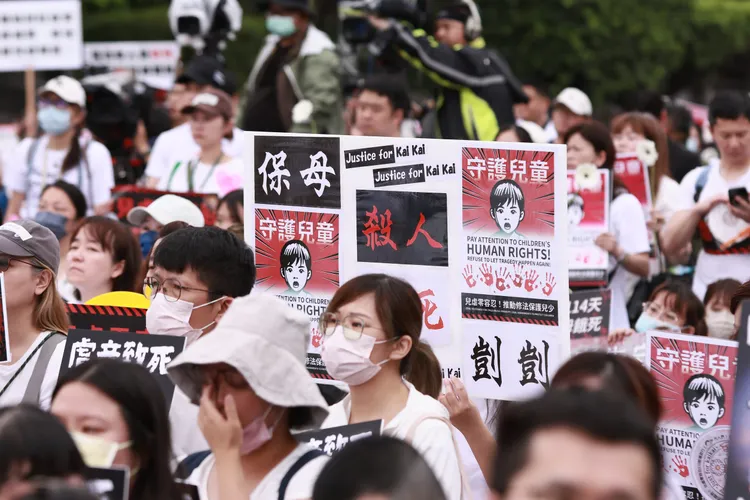 民眾上街替剴剴發聲，希望終結兒虐。彭欣偉攝
