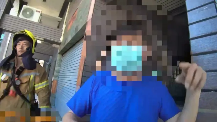 房東(藍衣)報警，消防局獲報趕緊到現場了解。翻攝畫面