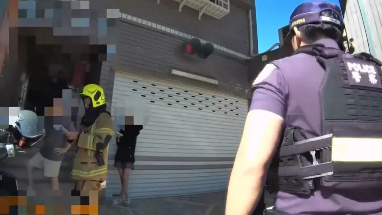 高女疑似對房東表示「兒子將開瓦斯」，消防局獲報趕緊到現場了解。翻攝畫面