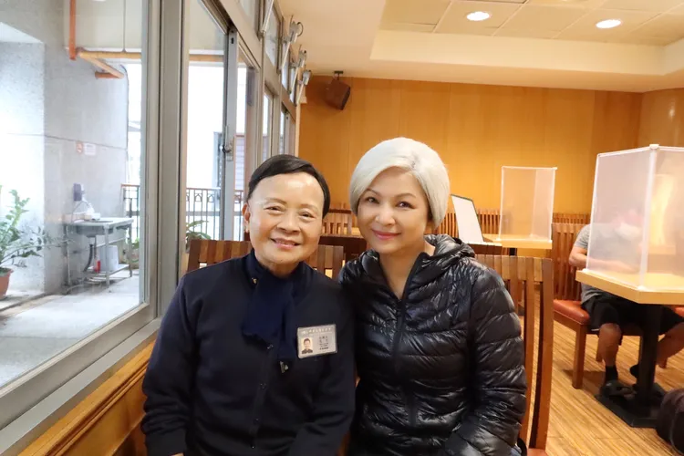 楊貴媚與蘇足師姐合照。華視提供