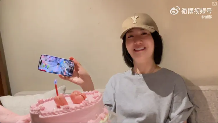 謝娜昨過生日，看著張杰的直播影片，相隔兩地切下一樣的蛋糕。翻攝謝娜微博