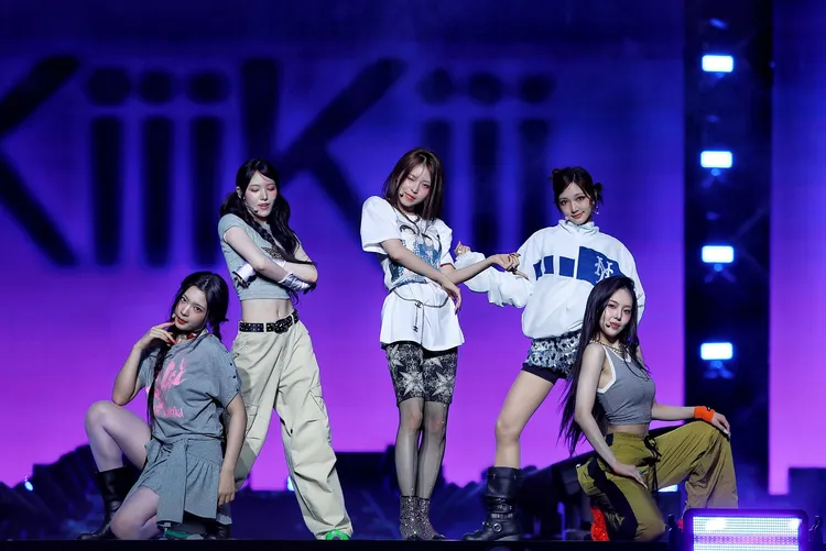 LEESOL（右）提到昨天跟HAUM（右三）去超商買了牛肉麵泡麵。讀者提供