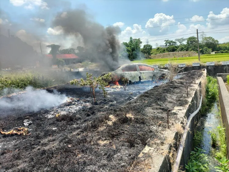 警消判斷火燒車並非車禍撞擊造成，後續將調查以釐清詳細原因。翻攝照片