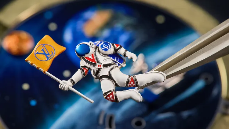 LV Tambour Taiko Galactique腕錶，46.7mm，鈦金屬和白金錶殼，手工打造的琺瑯錶盤，藍色橡膠錶帶，LFT AU14.02 手動上鍊機械機芯，動力儲存100小時，防水深度30米，3945萬元。品牌提供