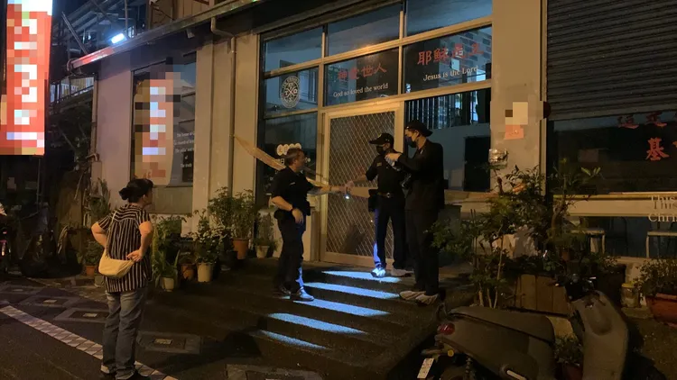 蔡姓女老師在租屋處遭勒斃警方到場採證。警方提供