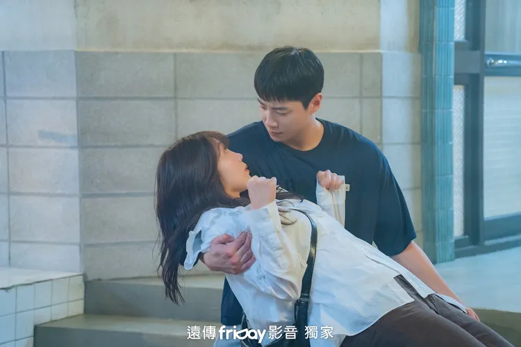 李濬榮劇中一把抱住快跌倒的鄭恩地，就秤出她62.8公斤，宛如人體體重計。friDay影音提供