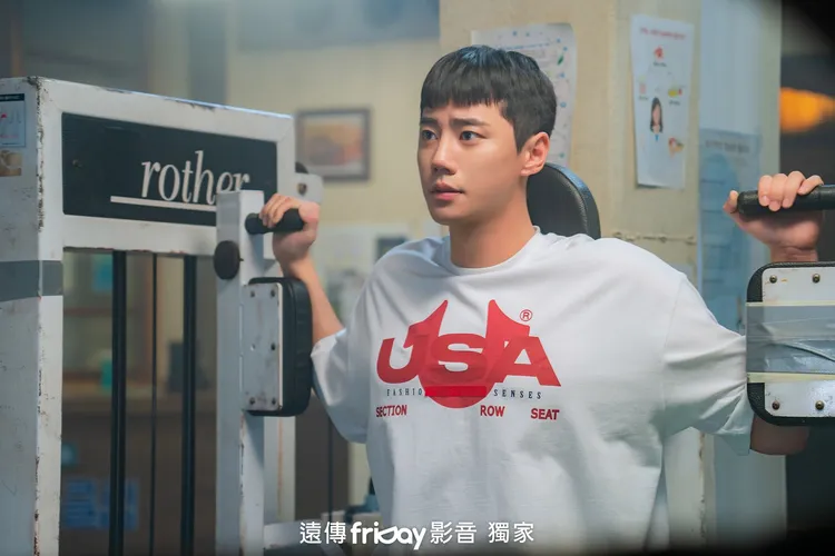 李濬榮飾演健身房館長，為戲增肌。friDay影音提供