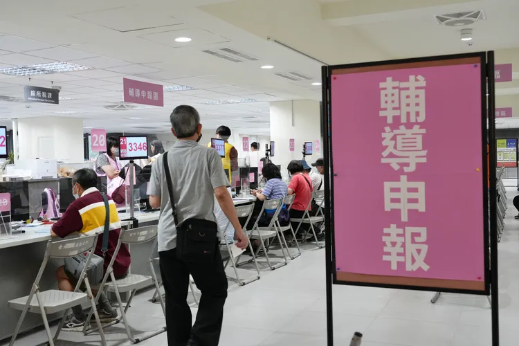 財政部表示，個人綜所稅今年預估申報件數約685萬到690萬左右，為因應美國對等關稅對台灣產業的衝擊，今年辦理113年度綜合所得稅申報繳納，時間延長至6月底。彭欣偉攝