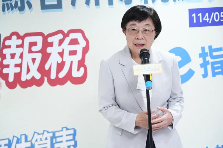 今天是綜合所得稅開徵第一天，財政部政務次長李慶華等人，今天前往台北國稅局信義分局，視察首日申報情形並對外說明。彭欣偉攝