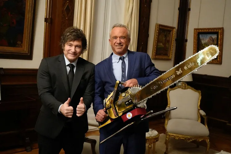 小羅勃甘迺迪拜訪阿根廷總統米雷伊（左），手持電鋸合影。路透社