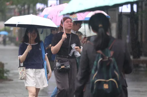 梅雨超強一擊　明日全台濕答答！西半部恐達「豪雨等級」