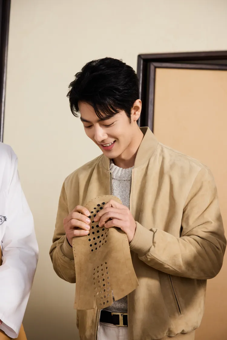 肖戰時不時露出陽光笑容。品牌提供