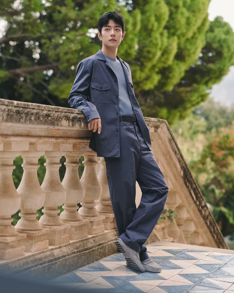 肖戰穿著靛藍色休閒套裝演繹愜意義式風格。品牌提供