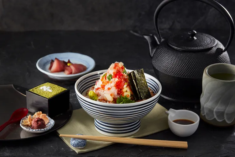 日本橋海鮮丼辻半5月推出消費任一海鮮珠寶盒即贈原價$109飲品兌換券1張。業者提供