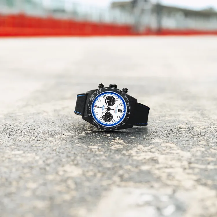 帝舵Black Bay Chrono Carbon 25腕錶，42mm，碳纖維錶殼，圓拱形「極速白」錶面，皮膠合成錶帶，帝舵表原廠機芯MT5813型，動力儲存70小時，防水深度200米，限量2025只。品牌提供