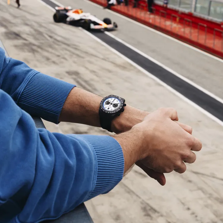 帝舵Black Bay Chrono Carbon 25腕錶，42mm，碳纖維錶殼，圓拱形「極速白」錶面，皮膠合成錶帶，帝舵表原廠機芯MT5813型，動力儲存70小時，防水深度200米，限量2025只。品牌提供