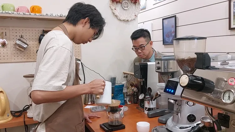 咖必測店力推咖啡，希望大家來喝杯咖啡，吃個點心，看看書。凃建豐攝