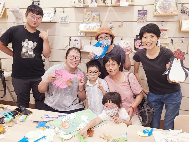 作家曾鳳凰分享新作品《小猴子的舞會》，還帶著大家一起創作。咖必冊店提供