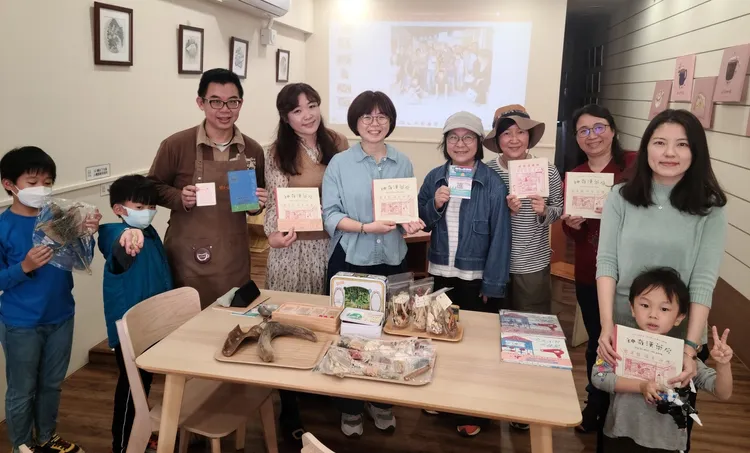 陳芊榕到咖必冊店分享作品《神奇漢藥房》，帶來好多漢藥材。咖必冊店提供