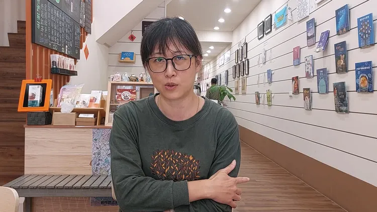 店長朱佳貞自願從全職全薪改成時薪人員，以減少書店虧損。凃建豐攝