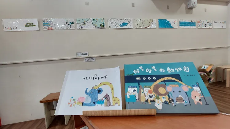 咖必冊店推廣國內的原創繪本，店內常有繪本原畫展。凃建豐攝