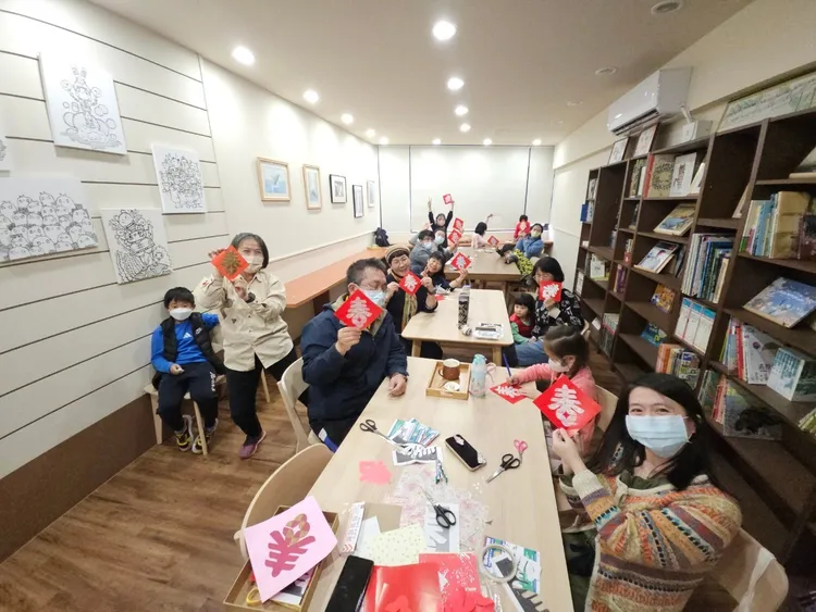 農曆年間，書店與讀者講台語故事、一起製作春聯。咖必冊店提供