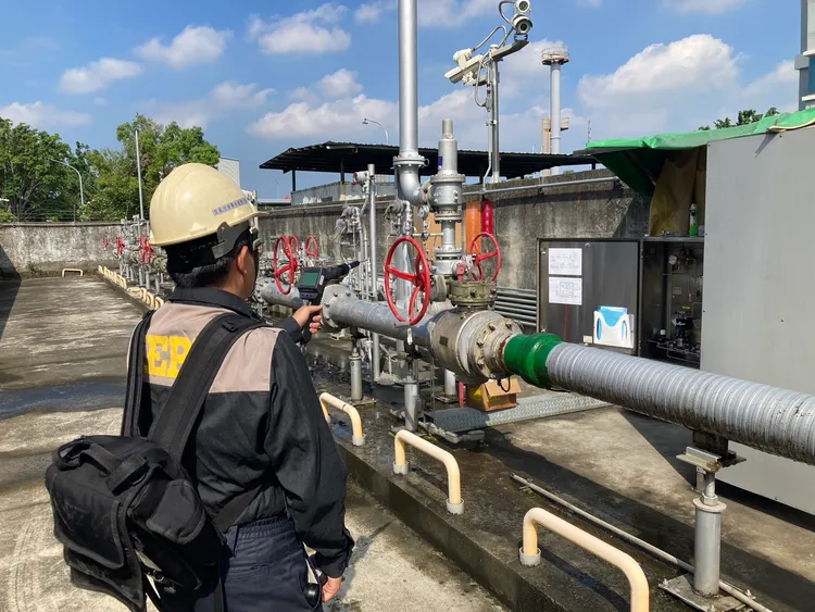 環保局派員稽查，發現是欣高瓦斯配氣站，因嗅劑壓力表頭故障洩漏。翻攝畫面