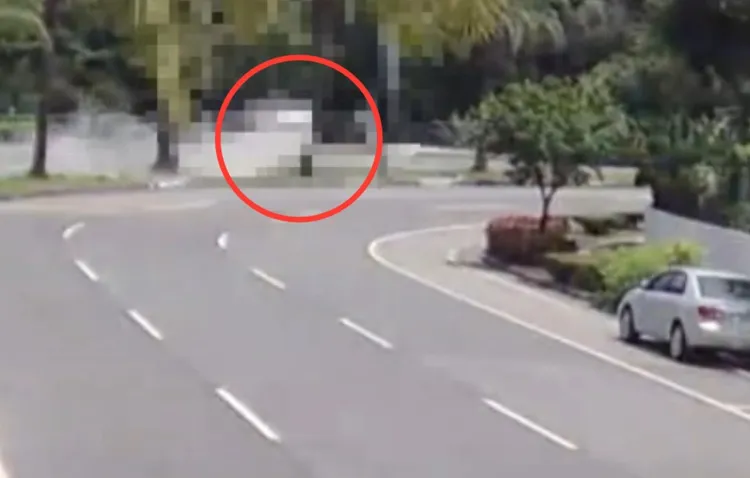 李女疑似不熟路況，未發現前方90度轉彎，直直衝向分隔島，消失在陣陣白煙當中。翻攝畫面