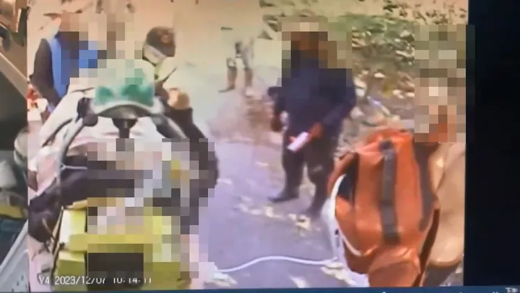 身中26刀的鄭姓女子被抬上救護車，送醫搶救仍因傷重不治。資料照片