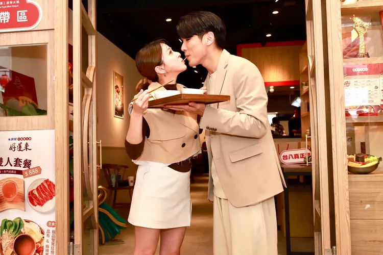 蘇晏霈和吳政澔湊對。民視提供