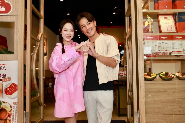 傅子純（右）當兵是海軍陸戰隊，左為勇兔兩人戲裡湊對。民視提供