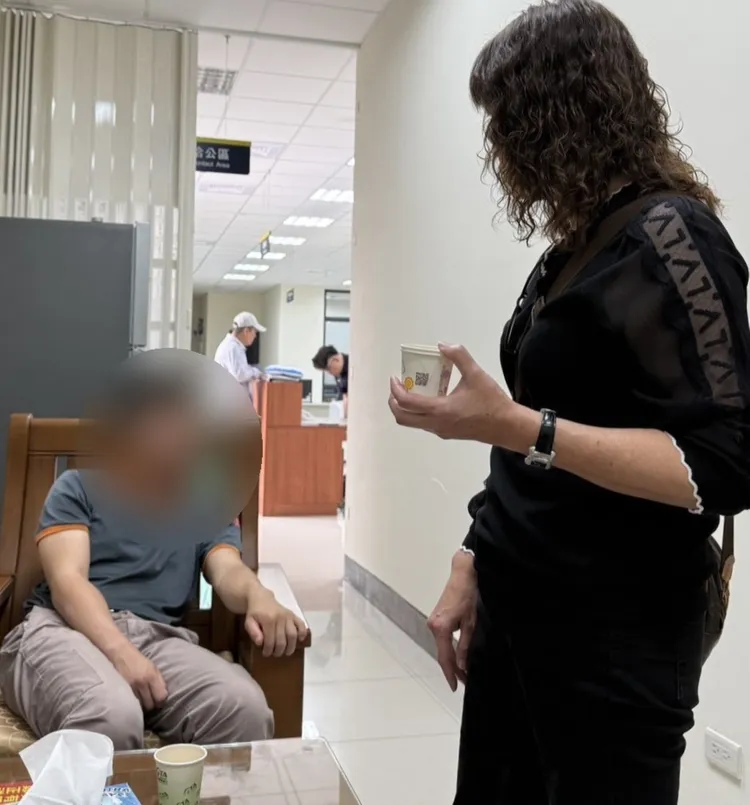 康姓女警友「霸總式」安慰。翻攝畫面