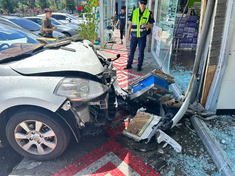 自小客車衝進超商，所幸當時被撞的區域無人。民眾提供