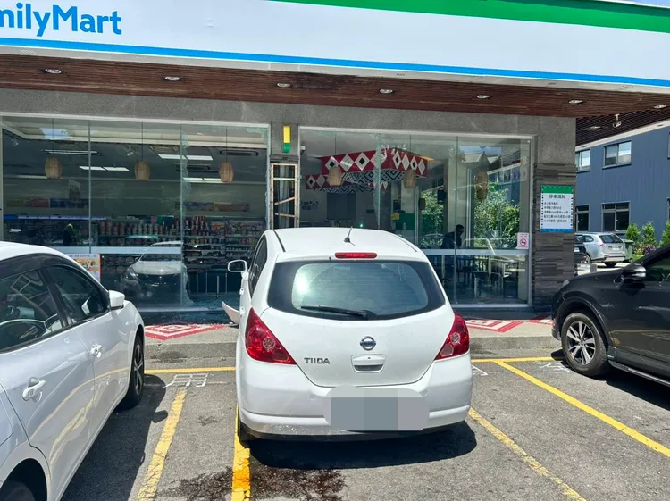 事故地點位於南投縣仁愛鄉仁愛國中旁。民眾提供