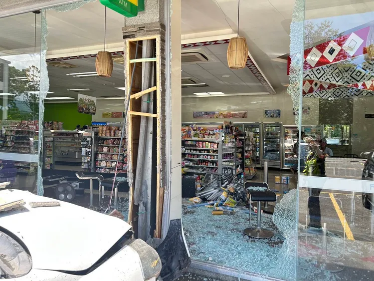 超商被自小客車衝撞，落地窗被撞破。民眾提供