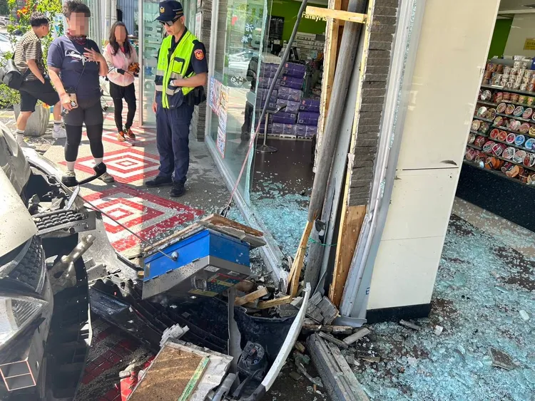 68歲婦人開車衝進超商，聲稱「踩不到煞車」。民眾提供