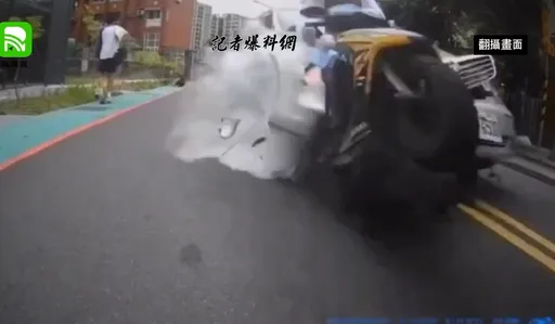 驚悚車禍前一刻影片曝光!騎士先被撞翻 校門口學生放學慘波及