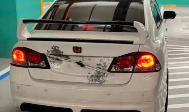 白色本田轎車車燈遭人槍擊掃射，車燈碎片散落一地，聲響也引起住戶恐慌。翻攝畫面