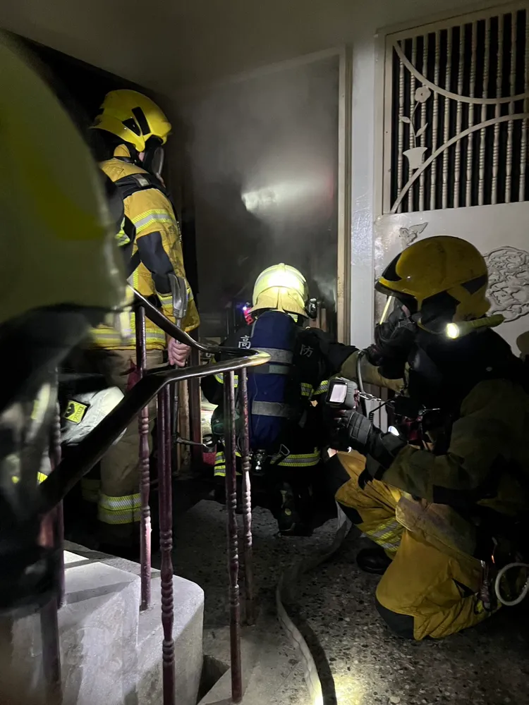 高雄市鳳山區國泰路二段民宅10日深夜火警，造成2死。翻攝畫面