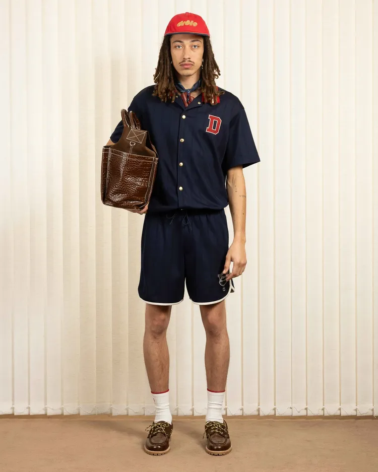 Drôle de Monsieur 運動風排扣上衣，1萬980元。品牌提供