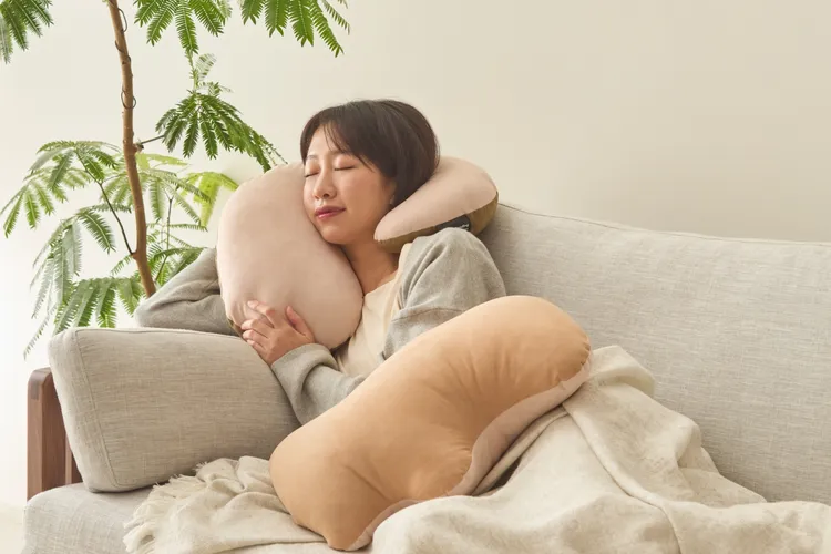  HOLA獨家「奧可利綿綿抱枕」全系列共有「圍繞款、擁抱款、依靠款」三種造型設計，適合作為頸枕、腰靠等各類使用情境。業者提供