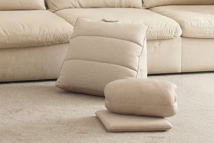 「SNOW TOUCH 涼感三角大靠墊」超過50公分的大三角形結構，放在床上或沙發上能穩固之撐腰背，解決媽媽追劇腰酸背痛問題。業者提供