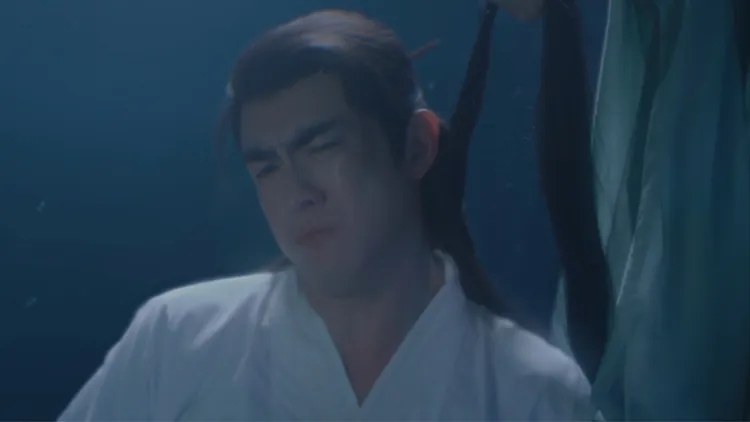 趙麗穎扯著林更新的頭髮，把他從水中扯出來。中天娛樂台提供