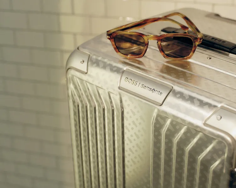 BOSS標誌性的單色字紋圖騰透過精密加工技術嵌入箱體表面，並配上BOSS｜Samsonite品牌Logo。品牌提供